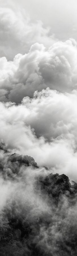 Nubes sobre montañas en blanco y negro